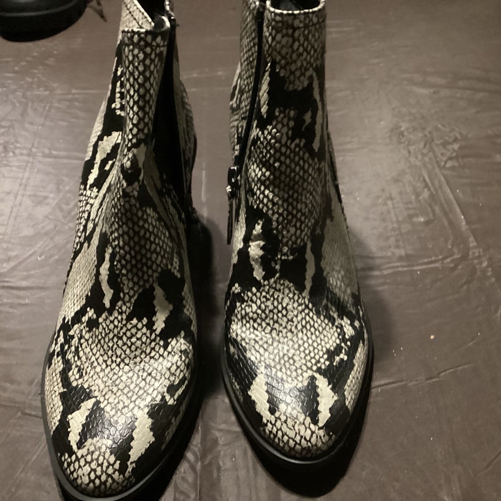 Dr. Scholls faux snake skin size 10